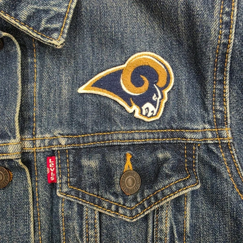 Levi's x NFL 2016 Los Angeles Rams Denim Trucker Jacket Men's Size M Embroidered